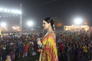 कंगना रनौत ने अहमदाबाद में नवरात्रि सेलिब्रेश के बीच किया अपनी अपकमिंग फिल्म तेजस का प्रचार