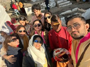 तनीषा मुखर्जी ने दोस्तों संग केदारनाथ मंदिर में भगवान शिव का लिया आशीर्वाद