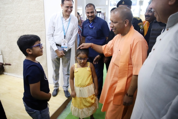 मुख्यमंत्री योगी आदित्यनाथ का पाँव छूकर बच्चों ने लिया आशीर्वाद