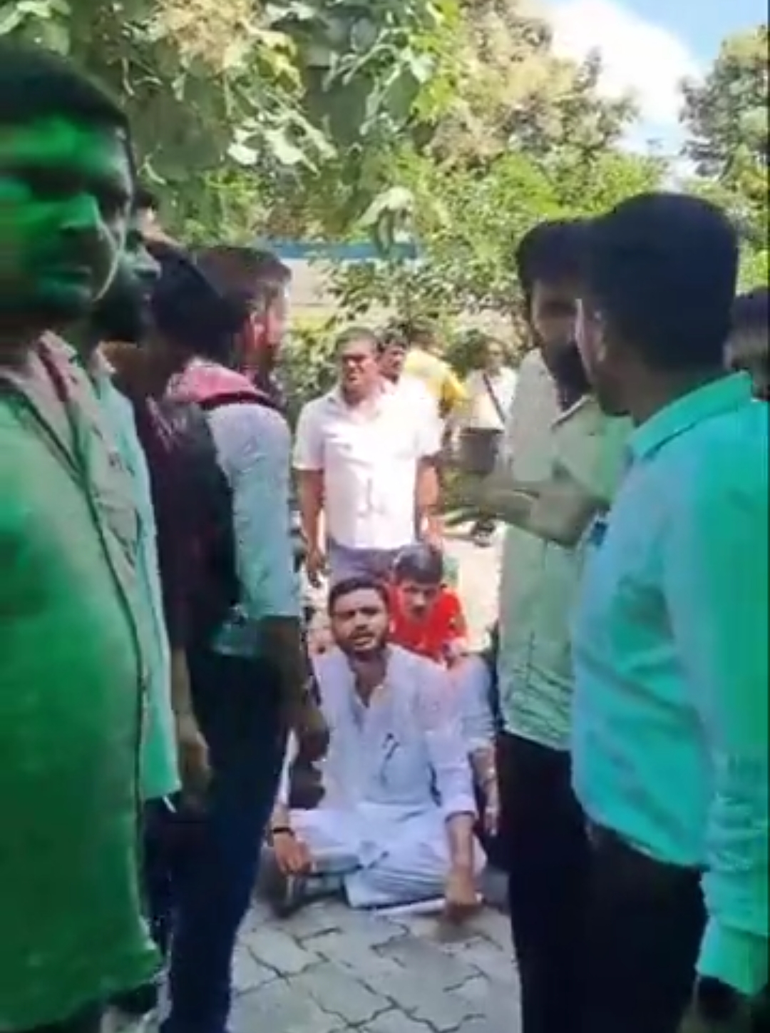 मुख्यमंत्री योगी आदित्यनाथ को काला गुब्बारा दिखाने की कोशिश में छात्र नेता गिरफ्तार, छात्र नेताओं ने किया छात्र संघ बहाली की मांग