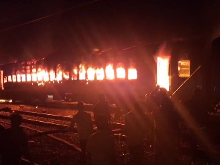 दिल्ली से दरभंगा जा रही 02570 स्पेशल ट्रेन में आग लगने से कई यात्री घायल, सामान जले