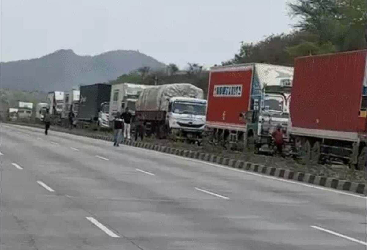 आरटीओ इंस्पेक्टर पर वसूली के आरोप, ड्राइवरों का फूटा गुस्सा, हाइवे पर 40 मिनट तक जाम
